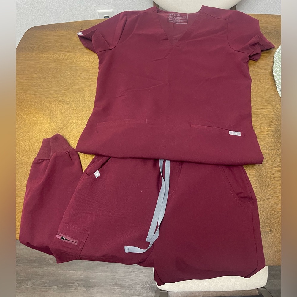 Figs Burgundy Scrub Set